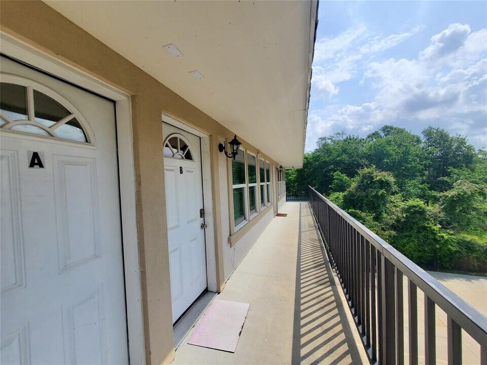501 E Davis St in Conroe, TX - Building Photo
