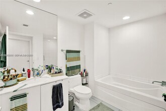 500 Brickell Ave, Unit 3008 in Miami, FL - Foto de edificio - Building Photo