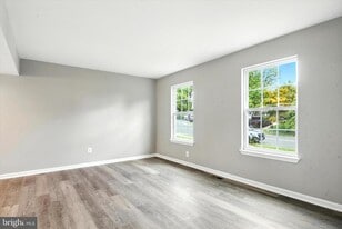 1061 Berkley Dr in Sykesville, MD - Building Photo