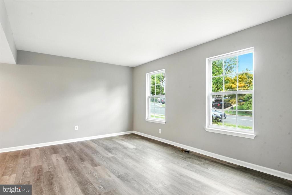 1061 Berkley Dr in Sykesville, MD - Building Photo