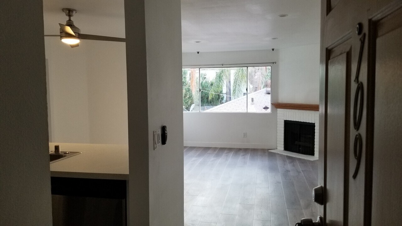 6525 Woodley Ave, Unit 104 in Van Nuys, CA - Foto de edificio