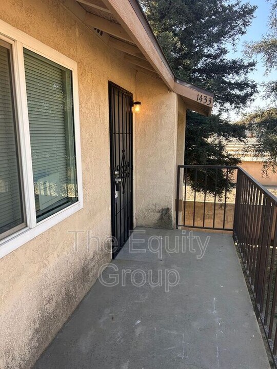 1433 E Douglas Ave in Visalia, CA - Building Photo