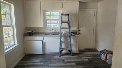 7956 Hull Ave in Dallas, TX - Foto de edificio - Building Photo