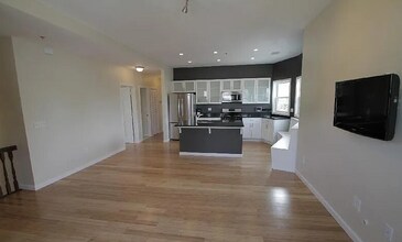 17 Ashley St, Unit 3 in Boston, MA - Foto de edificio - Building Photo