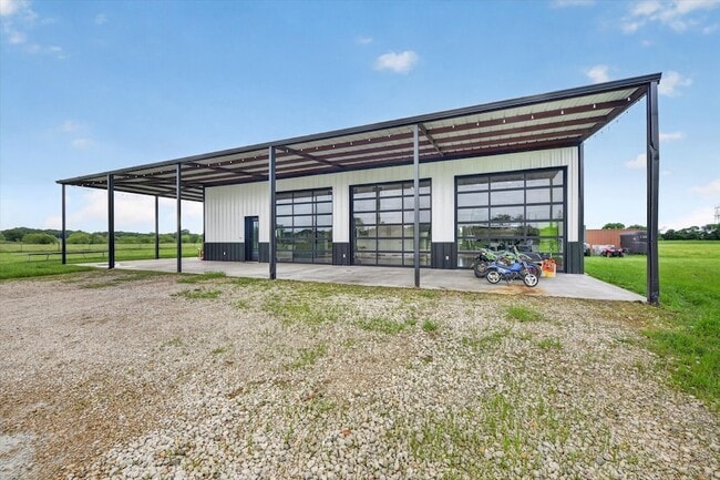 9082 Wolf Run in Ponder, TX - Foto de edificio - Building Photo