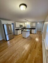 104 Elm St, Unit 104 Elm St. Unit A in Amesbury, MA - Building Photo