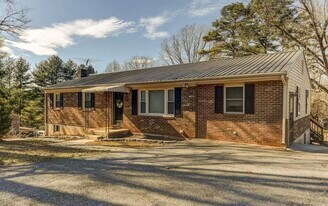 246 Poor House Rd in Rustburg, VA - Building Photo