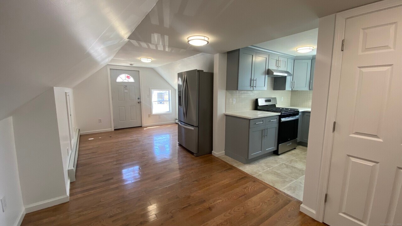 125 Wall St, Unit 3 in Torrington, CT - Building Photo