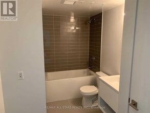 159 Wellesley St E in Toronto, ON - Building Photo - Building Photo