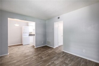 2401 Manor Rd in Austin, TX - Building Photo - Building Photo