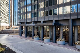 Harbor Point Tower in Chicago, IL - Building Photo - Building Photo