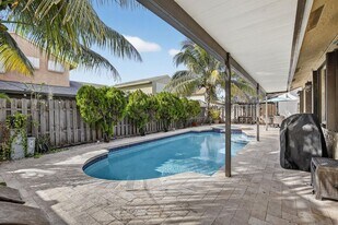 691 Willow Grove Ter in Davie, FL - Building Photo