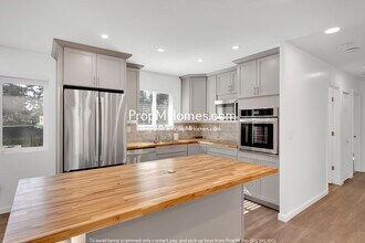 7600 SE Crystal Springs Blvd in Portland, OR - Building Photo - Building Photo