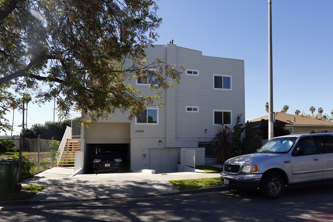 14806 Delano St in Van Nuys, CA - Building Photo