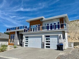 1310-1310 Mine Hill Dr in Kelowna, BC - Building Photo