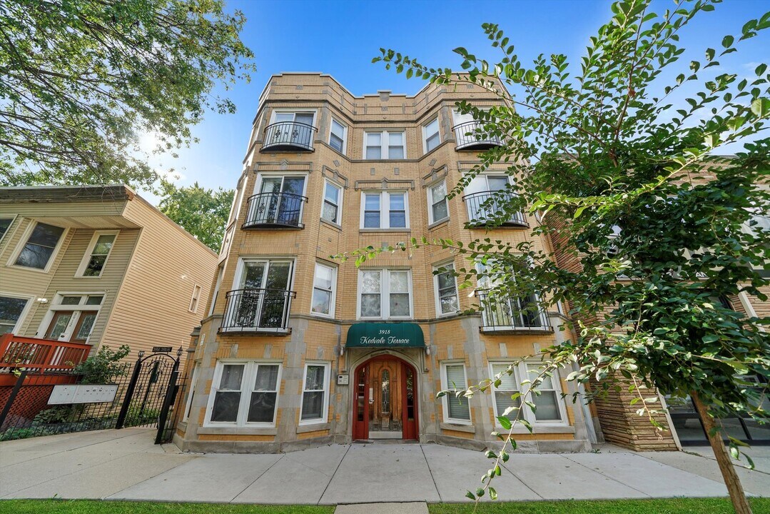 3918 N Kedvale Ave in Chicago, IL - Foto de edificio