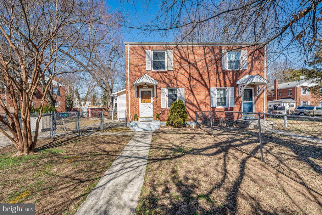 2400 Huntington Ave in Alexandria, VA - Building Photo