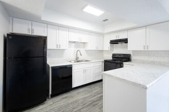 Country Lake Estates in Indianapolis, IN - Foto de edificio - Building Photo