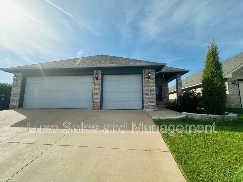 9000 Northwest 142nd Street in Yukon, OK - Building Photo