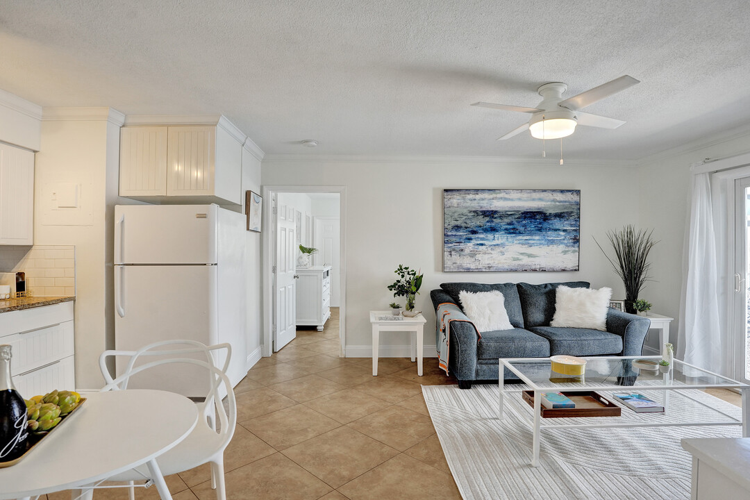 2756 NE 32nd St, Unit #2 in Fort Lauderdale, FL - Building Photo