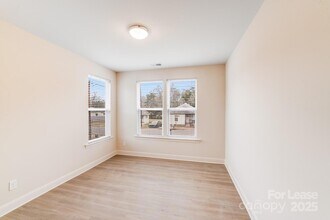 645 Brookwood St in Mooresville, NC - Foto de edificio - Building Photo