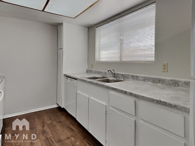 8125 N 33rd Dr in Phoenix, AZ - Foto de edificio - Building Photo