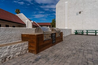 MadEry Apartments in Tempe, AZ - Foto de edificio - Building Photo