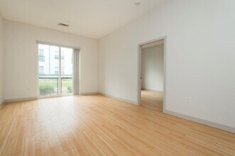 320 D St, Unit 339 in Boston, MA - Foto de edificio - Building Photo