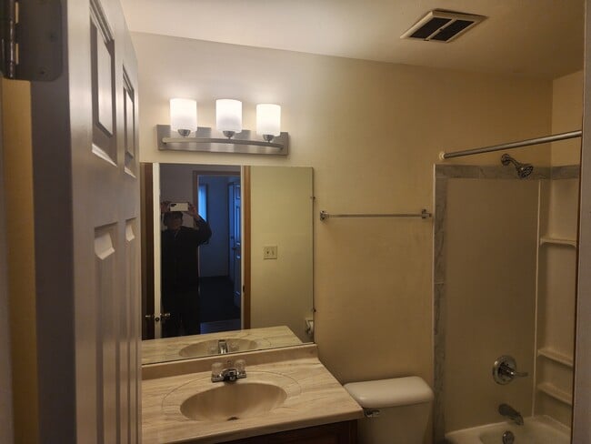 2012 MacArthur Rd, Unit c in Waukesha, WI - Building Photo - Building Photo