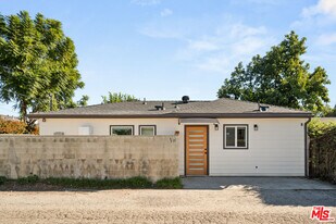 6917 1/2 Hesperia Ave in Los Angeles, CA - Building Photo