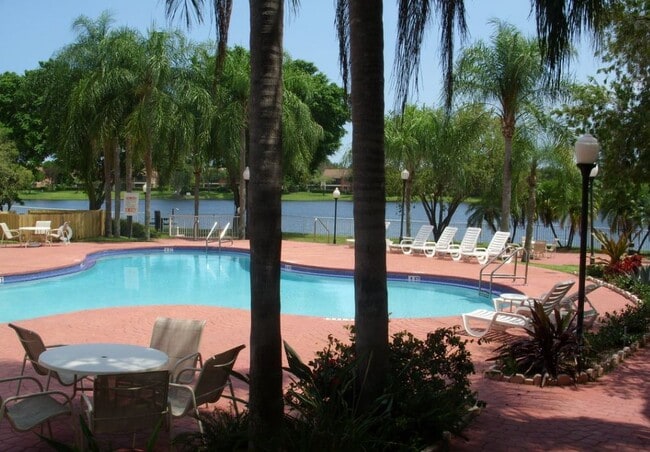 2861 N Oakland Forest Dr, Unit 301 in Oakland Park, FL - Foto de edificio - Building Photo