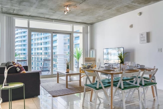 3250 NE 1st Ave in Miami, FL - Building Photo - Building Photo