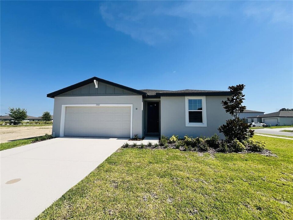 1061 Oak Vly Dr in Auburndale, FL - Building Photo
