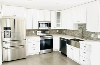 1421 NW 122nd Terrace in Pembroke Pines, FL - Building Photo - Building Photo