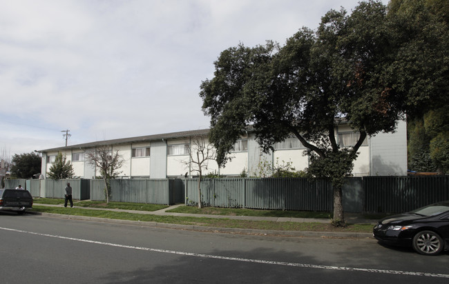 Parkside Plaza in Hayward, CA - Foto de edificio - Building Photo