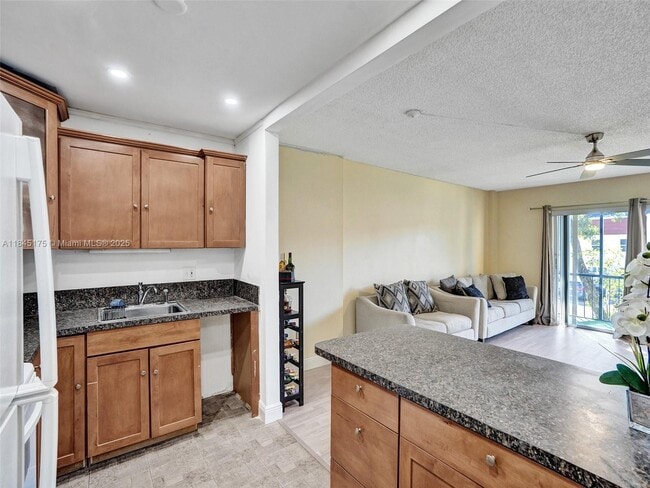 4152 Inverrary Dr in Lauderhill, FL - Building Photo - Building Photo