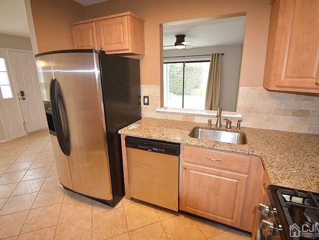 2013 Bayhead Dr in Sayreville, NJ - Building Photo - Building Photo