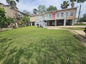 702 Narcissus Rd in Clear Lake Shores, TX - Foto de edificio - Building Photo