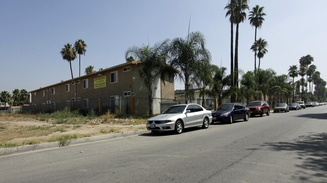 Country Club West in San Bernardino, CA - Building Photo - Building Photo