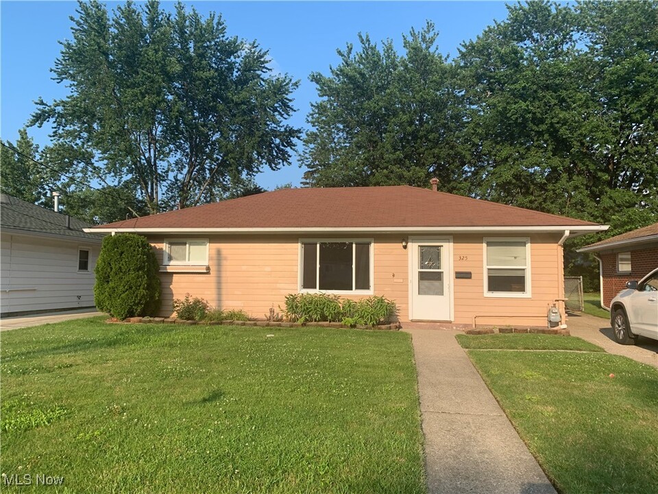 325 Lynne Dr in Sheffield Lake, OH - Building Photo