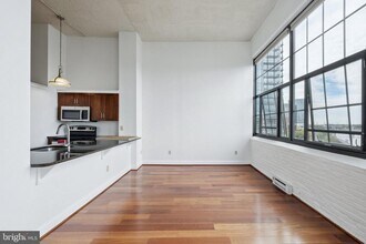 2429 Locust St in Philadelphia, PA - Building Photo - Building Photo
