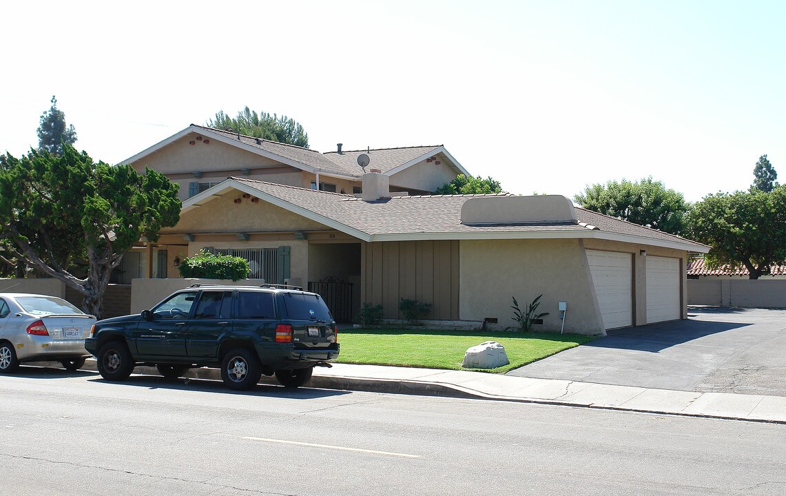 310 W Palmyra Ave in Orange, CA - Building Photo