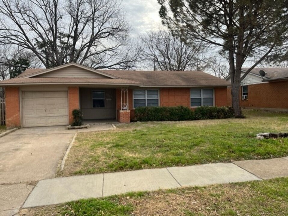 1909 Dorothy Dr in Grand Prairie, TX - Building Photo