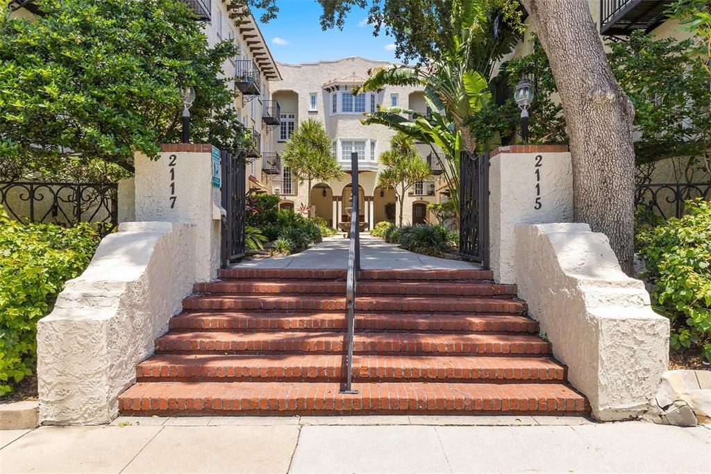 2117 W Dekle Ave in Tampa, FL - Building Photo