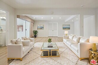 5667 Heatherdale Dr in Los Angeles, CA - Building Photo - Building Photo