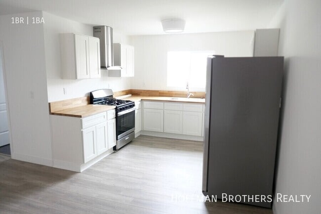 property at 925 1/2 W 41st Dr