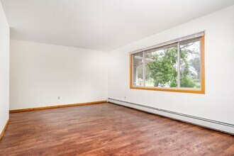 4301 Valley View Rd in Edina, MN - Foto de edificio - Interior Photo