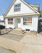 131 Vine St S in St Catharines, ON - Building Photo - Building Photo