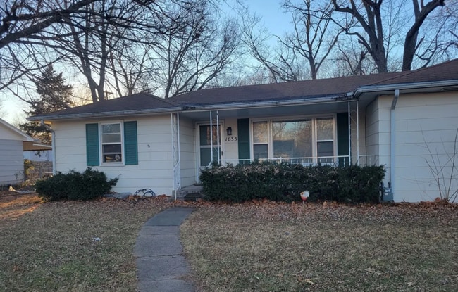 property at 1635 SW Burnett Rd