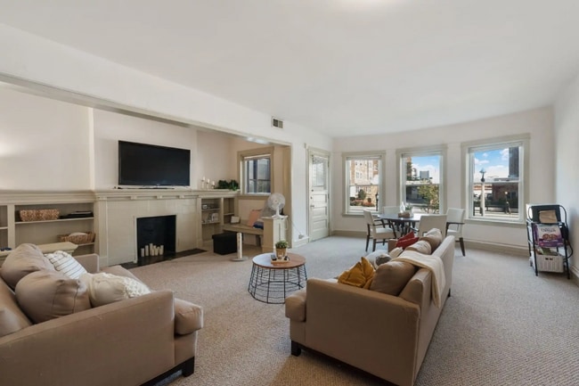 2311 W Wisconsin Ave in Milwaukee, WI - Foto de edificio - Building Photo